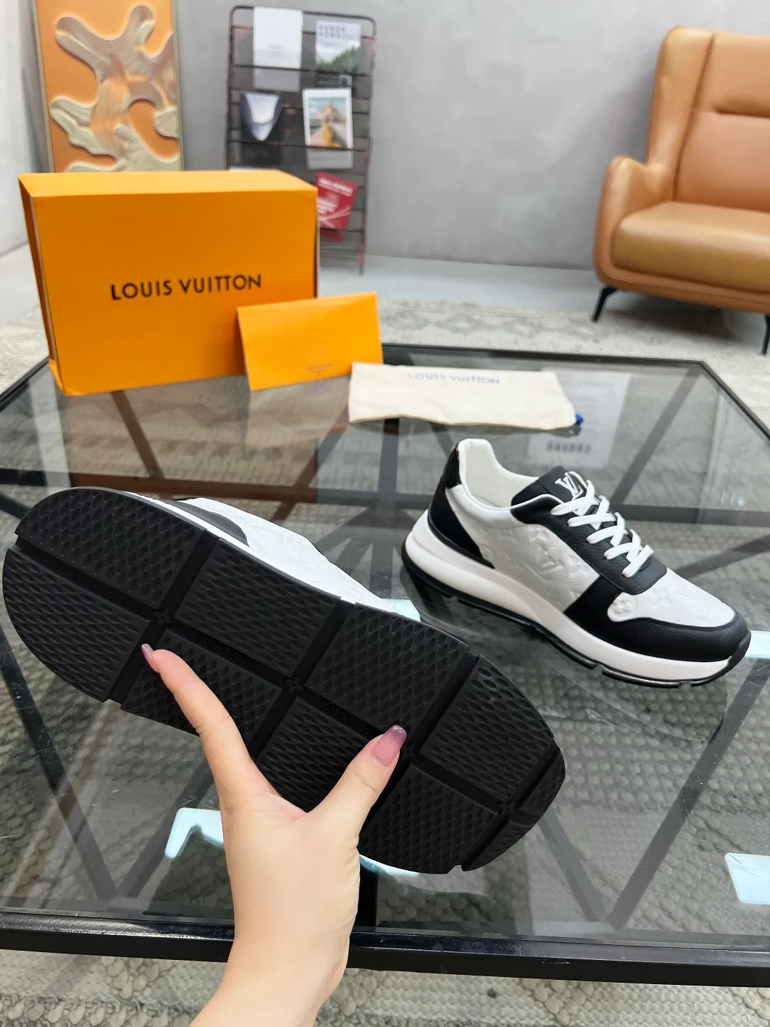 Factory price: 480💰LV🔍Top purchasing agent🇮🇹 Road Street God's new sneakers are coming and are available at counters simultaneously. Original factory configuration, original cowhide fabric imported from Italy, high-quality embossed splicing complex process, sports trendy person, imported water-dyed sheepskin lining, soles: Wang Yuan factory specially provides original soles, super comfortable, original factory single goods 🔍🔍High quality, you can enter and leave the counter at will, welcome to compare and synchronize with the counter, code number 38-44, customized 45